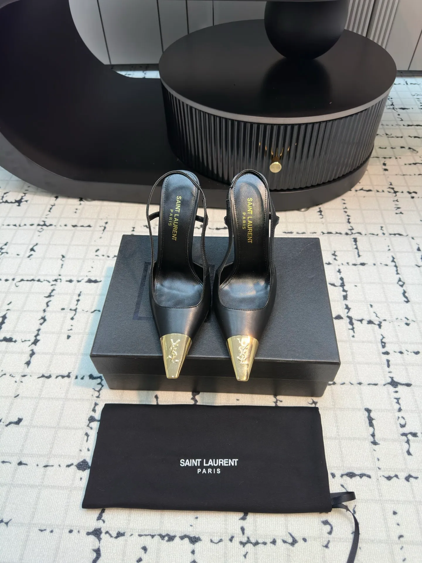 👟👟Ex-factory price 560👟👟 laurent 2025 spring and summer new YSL small gold-toed high heels, very stable on the foot, super heeling, feel free to buy! The heel is custom-made from a new mold. It is an exclusive heel. The height is the same as the original one to distinguish various incorrect versions! High-end sexy, ysl still understands women best❤️ Upper: Silk Lining: Sheepskin Sole: Italian genuine leather outsole Size: 35/40 (40 is custom-made and cannot be returned or exchanged)